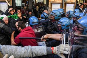 Police clash with taxi drivers and ambulants in Rome during a protest outside Democratic Party (PD) sight in Rome, 21 February 2017. ANSA/ALESSANDRO DI MEO