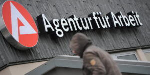 ARCHIV - Ein Mann geht am 15.11.2012 in Wiesbaden (Hessen) zur Agentur für Arbeit. Foto: Arne Dedert/dpa (zu dpa «Migranten auf Arbeitsmarkt im Nachteil: Integrationsgipfel in Berlin» vom 28.05.2013) +++(c) dpa - Bildfunk+++