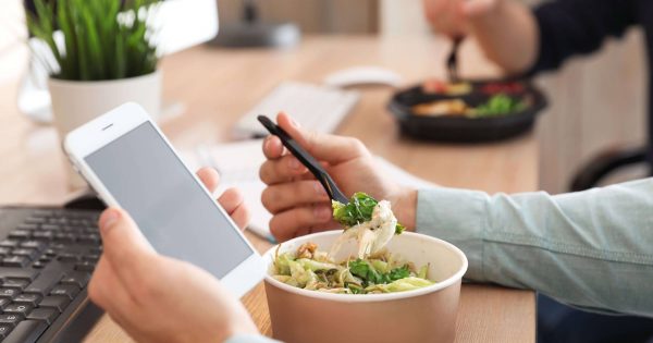 Cosa non fare in pausa pranzo? Mangiare da soli davanti a uno strumento di lavoro