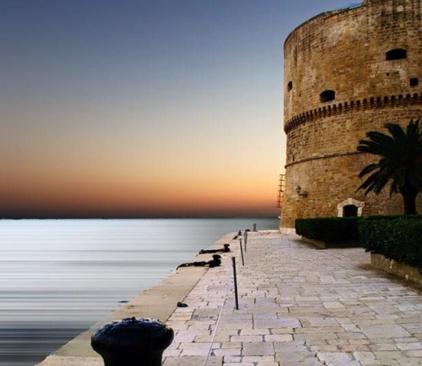 Il castello aragonese a Taranto (foto da Pinterest)