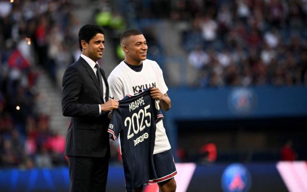 Kylian Mbappé e il presidente del Paris Saint Germain. Nasser Al-Khelaifi all'annuncio del rinnovo del contratto 